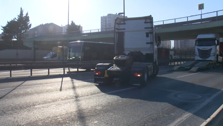 Üst geçiden takılan tır trafiği felç etti