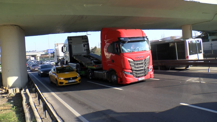 Üst geçiden takılan tır trafiği felç etti