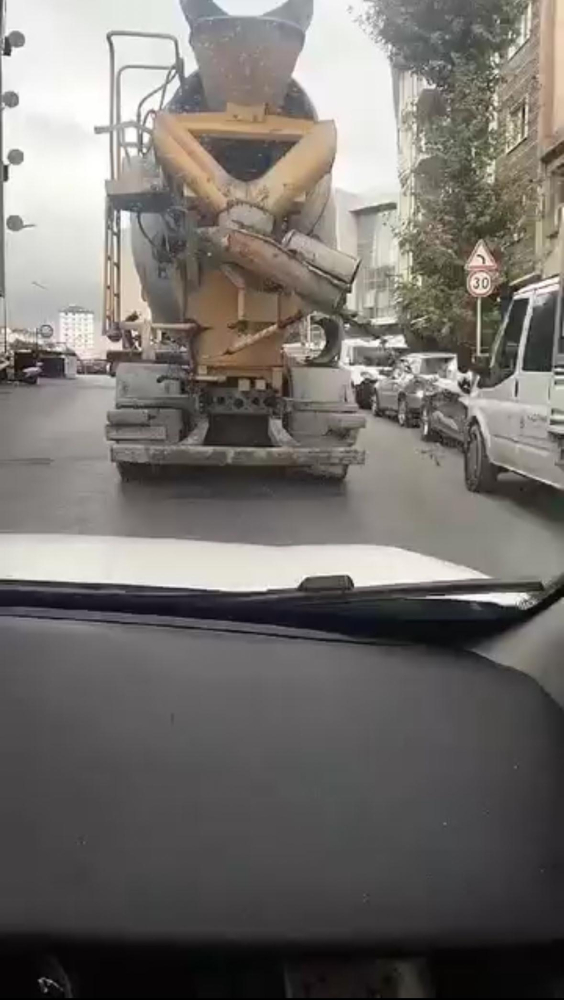 Beton mikseri yola harç dökerek ilerledi