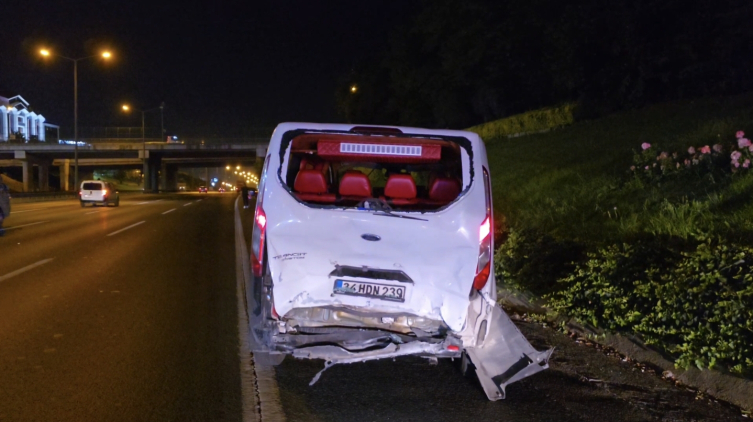 TEM Otoyolu'nda otomobil ile minibüs çarpıştı: 3 yaralı