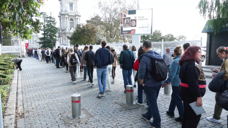 Cumhuriyet Bayramı'nda Dolmabahçe Sarayı'na ziyaretçi akını