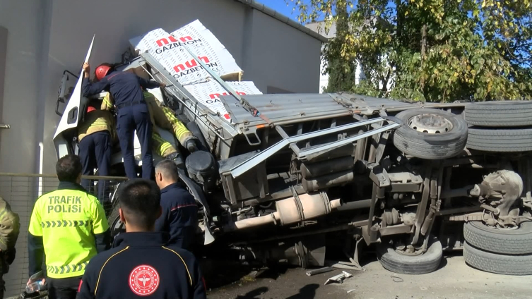 Kartal'da gaz beton yüklü kamyon 2 katlı binaya girdi