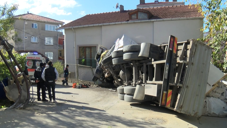 Kartal'da gaz beton yüklü kamyon 2 katlı binaya girdi