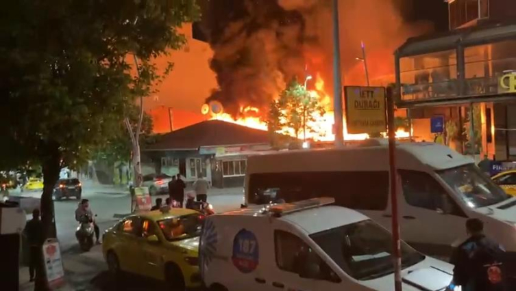 Sultangazi'de yangın: 4 iş yerinde hasar oluştu