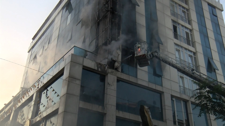 Ataşehir'de iş merkezinde çıkan yangın söndürüldü