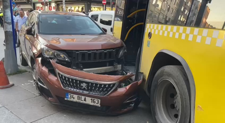 İETT önce bir araca çarptı sonra da gelinlik mağazasına girdi