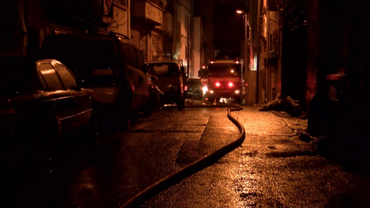 Beyoğlu'nda 3 katlı metruk binada yangın