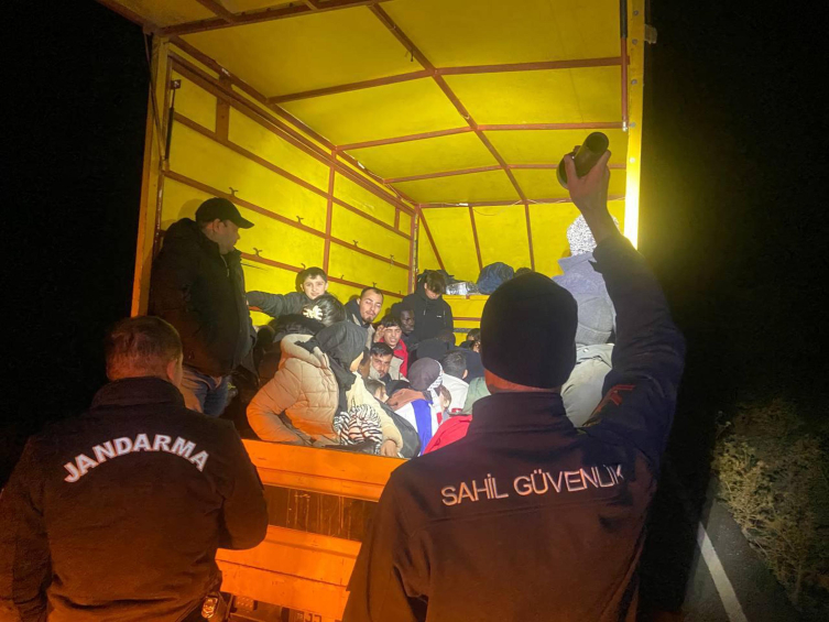 İzmir'de düzensiz göçmen operasyonu: 109 kaçak göçmen kurtarıldı