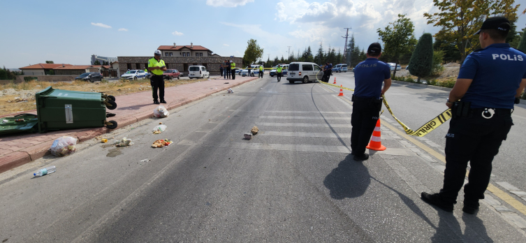 Kediye çarpmamak için manevra yaptı, kaldırımda oturan kadına çarptı