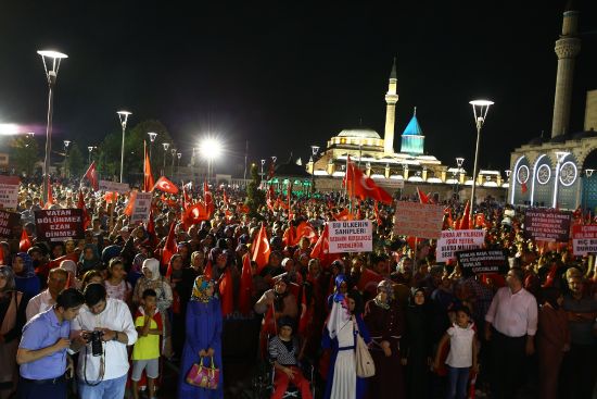 Vatandaşların 'demokrasi nöbeti' sürüyor