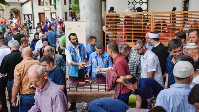 Saraybosna'da binlerce Boşnak Müslümana Kur'an hediye edildi