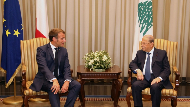Beyrut Limanı'ndaki patlamadan sonra Fransa Cumhurbaşkanı Emmanuel Macron'un (solda) Lübnan'daki siyasi krizin çözümü için sunduğu inisiyatif hayat geçirilemedi. (Lübnan Cumhurbaşkanı Mişel Avn - sağda) Fotoğraf: AA