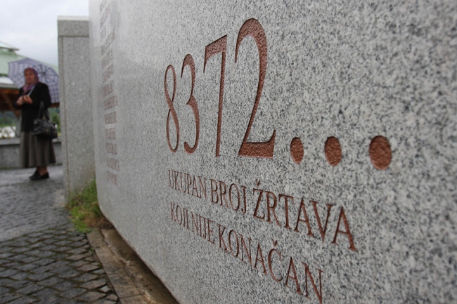 Srebrenitsa'da yaşanan soykırımın acısı tazeliğini koruyor
