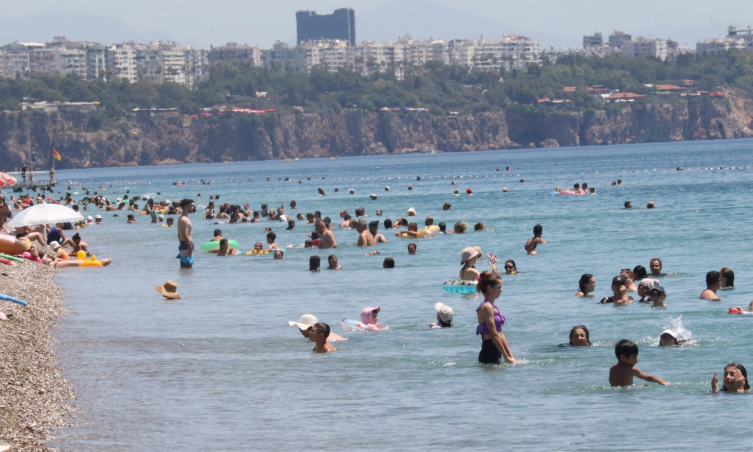 Antalya'da sıcaklık 41 dereceyi gördü, sahiller doldu