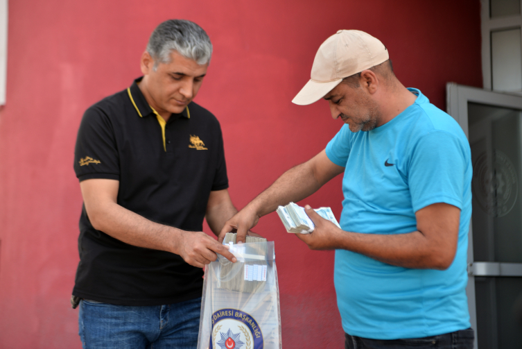 Adana'daki taksicinin şüphesi, Şırnak'taki kuyumcunun 180 bin lirasını kurtardı