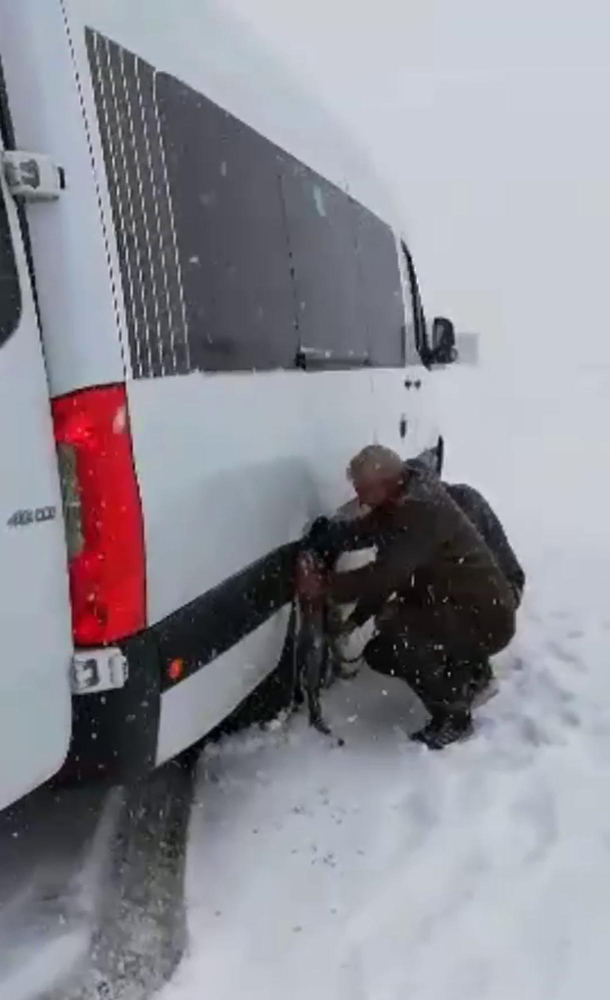 Ardahan'da Ilgar Dağı'na çıkmaya çalışan sürücüler kar yağışı nedeniyle zorlandı