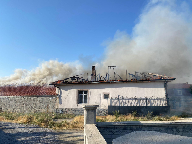 Tek katlı evde çıkan yangında anne ile oğlu hayatını kaybetti