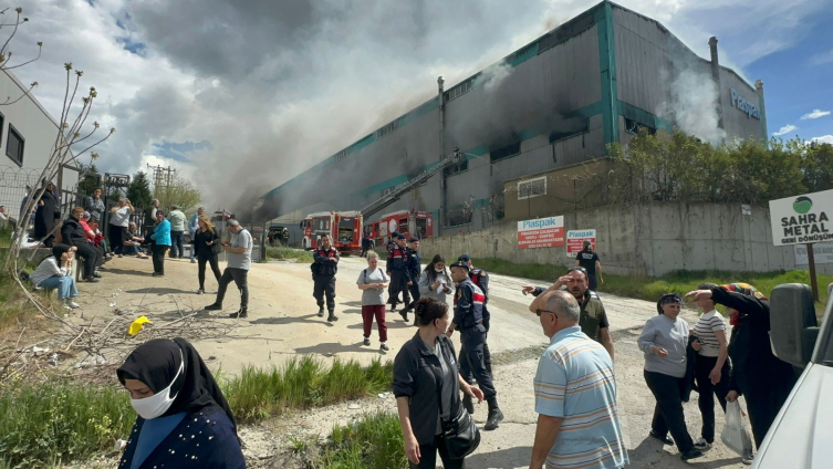 Tekirdağ'da fabrika yangını: 10 işçi dumandan etkilendi