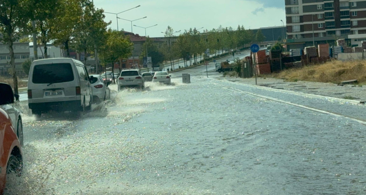 Tekirdağ'da sağanak yolları göle çevirdi