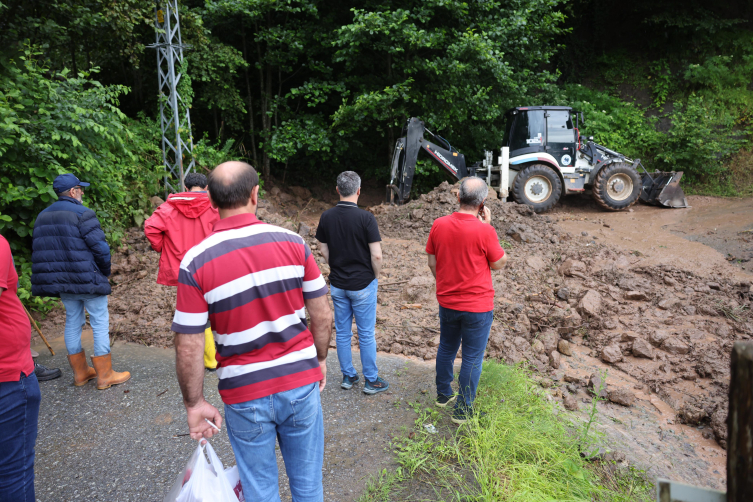 Trabzon'u sağanak vurdu: Cadde ve yollar göle döndü