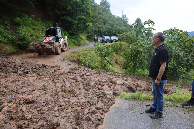 Trabzon'u sağanak vurdu: Cadde ve yollar göle döndü