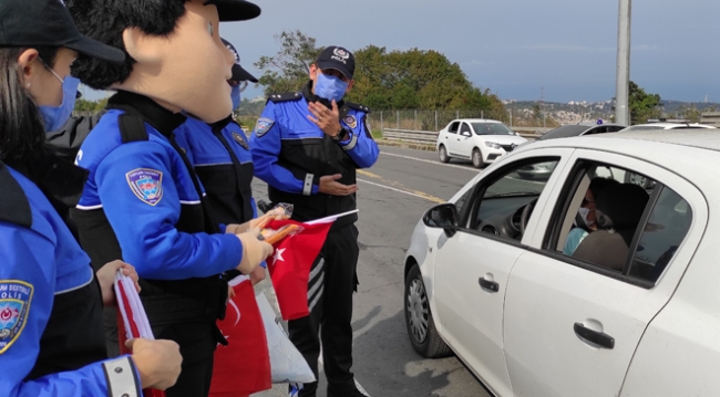 Polis ekipleri sürücülere Türk bayrağı hediye etti