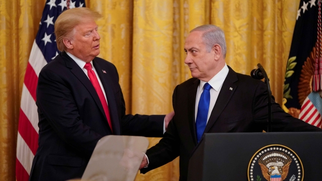 Donald Trump, Orta Doğu'ya barış getireceğini savunduğu sözde 'Yüzyılın Anlaşması'nı İsrail Başbakanı Netanyahu ile beraber açıklarken Filistin yönetimi planı şiddetle reddetmişti. Fotoğraf: Reuters