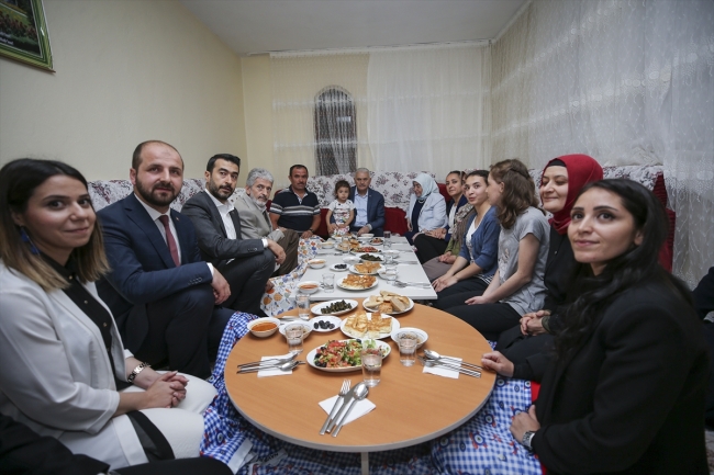 Başbakan Yıldırım, orucunu Ankara'da bir ailenin evinde açtı