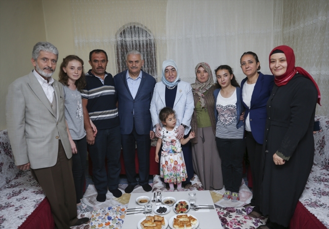 Başbakan Yıldırım, orucunu Ankara'da bir ailenin evinde açtı