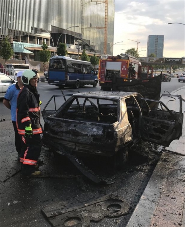 Ankara'da seyir halindeyken alev alan araç küle döndü