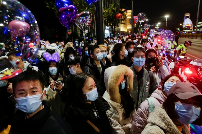 Wuhan'da binlerce kişi yılbaşı kutlamalarına katıldı. | Fotoğraf: Reuters