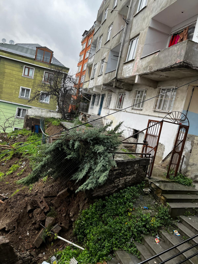 Beyoğlu'nda istinat duvarı çöktü: 2 bina boşaltılıyor