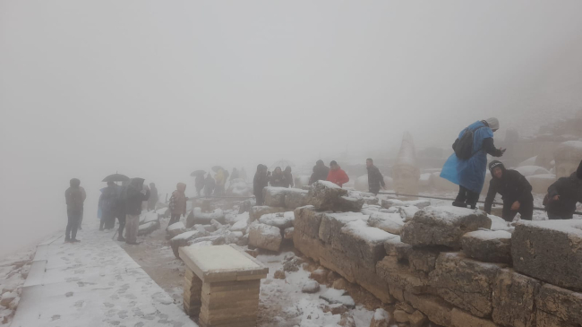 Nemrut Dağı''na yılın ilk karı yağdı