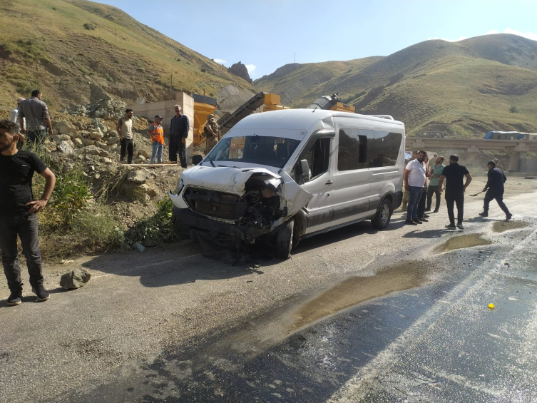 Hakkari'de 2 araç, kafa kafaya çarpıştı: 13 yaralı