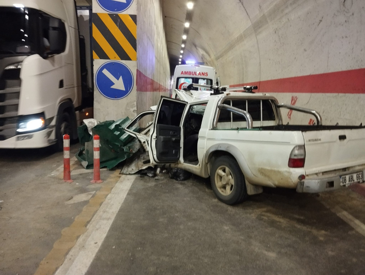 Yusufeli Tüneli'nde kamyonet duvara çarptı: 1 ölü, 2 yaralı