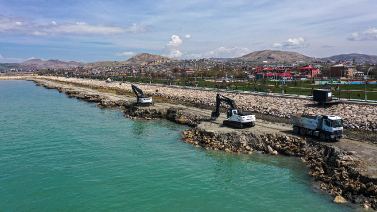 Van Gölü'nün zemininden balçık ve dip çamuru temizlendi