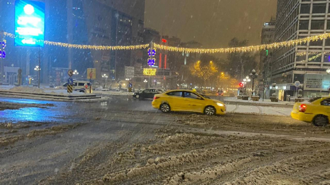 Ankara'da kar küreme aracı devrildi