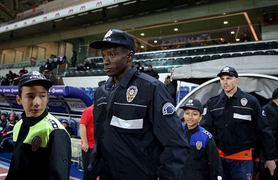 Maça polis kıyafetiyle çıktılar