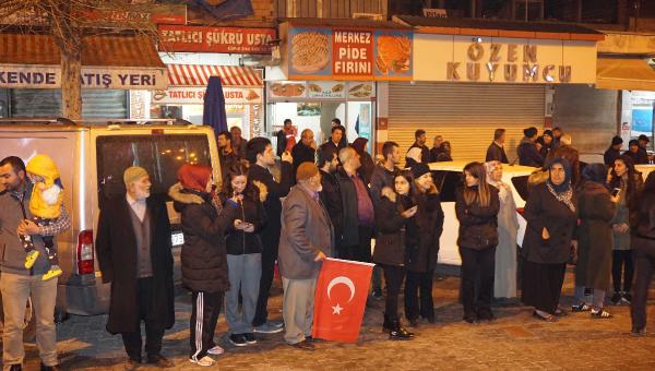 Suriye sınırına sevk edilen askeri konvoya sevinç gösterisi