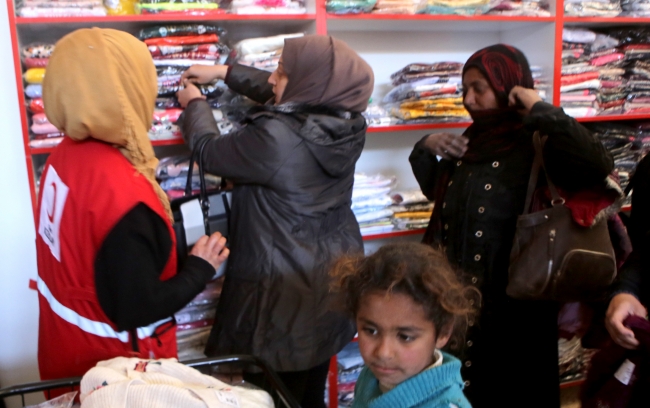 Türkiye Tel Abyad'da ihtiyaç sahiplerinin yüzünü güldürdü