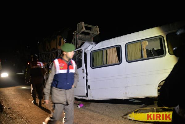 Hatay'da minibüs park halindeki askeri tıra çarptı: 3 ölü, 10 yaralı