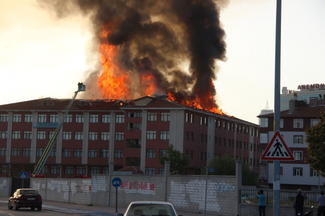 Konya'da lise ve kız öğrenci yurdunda yangın