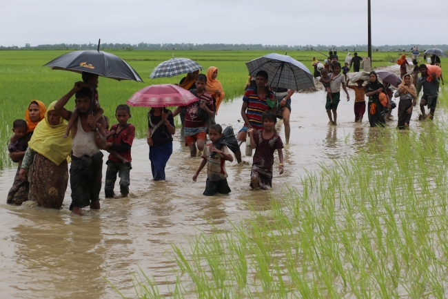 Arakanlı Müslümanlar Bangladeş sınırına kaçıyor