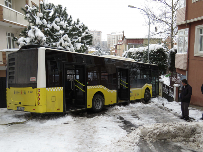 İETT otobüsü buzlanan yolda kaza yaptı