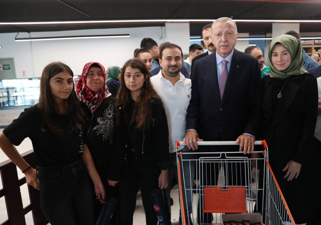 Cumhurbaşkanı Erdoğan Tarım Kredi Kooperatifi satış mağazasından alışveriş yaptı