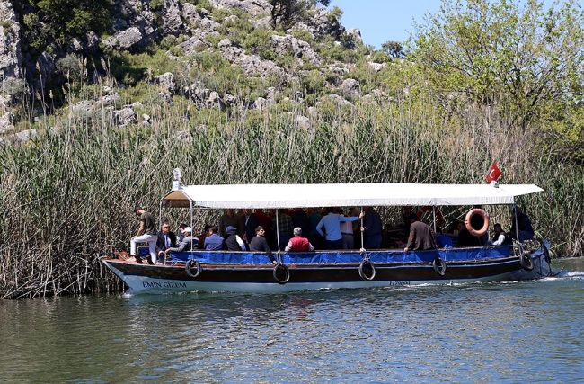 Yol karadan uzadığı için cenazeleri kayıkla taşıyorlar