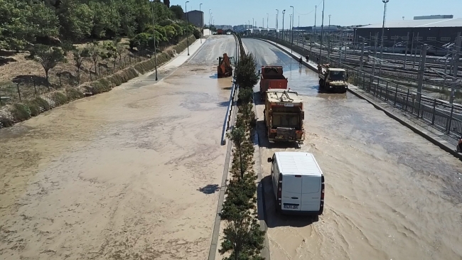 Küçükçekmece'de su borusu patladı, cadde göle döndü