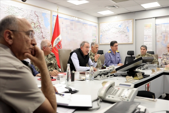 Bakan Akar, Barış Pınarı Harekatı'nı sevk ve idare ediyor