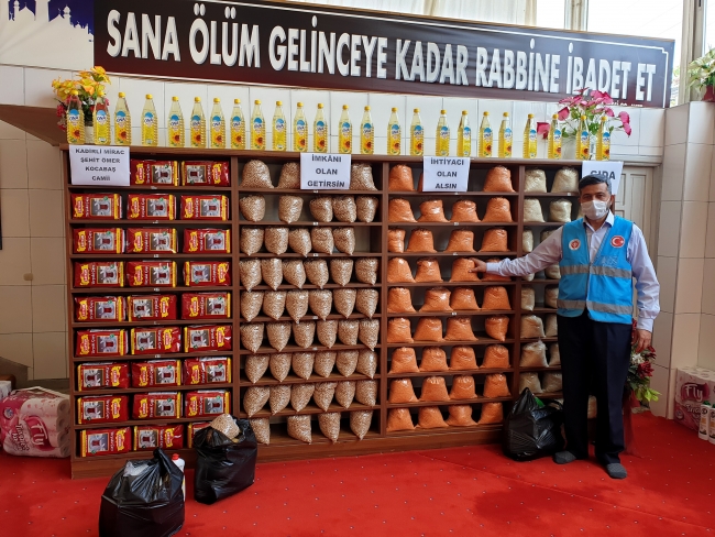 Cami ihtiyaç sahipleri için hayır çarşısına çevrildi