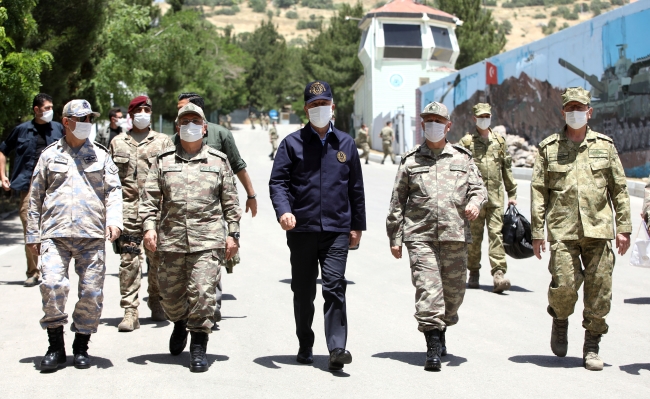 Bakan Akar ve komuta kademesi sınır bölgesinde